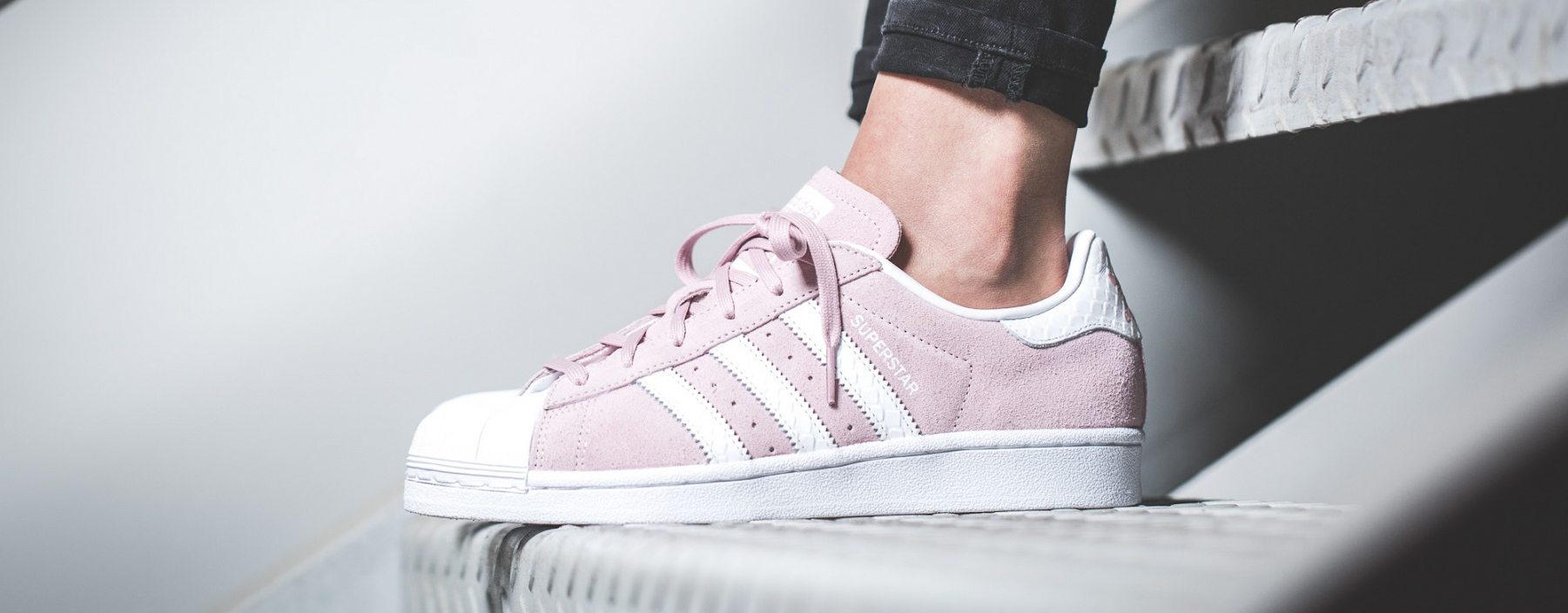 Modele colorate de încălțăminte Adidas Originals Superstar