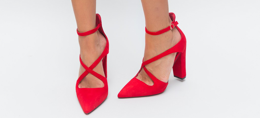 8 perechi de pantofi roşii, cu toc